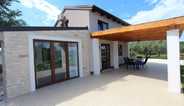 CUVI Holiday House with Garden