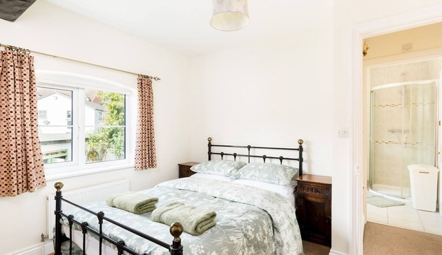 CV34 4JD 20 St Nicholas Church Street · Cosy 2 Bed, Central Warwick & Parking | Pass The Keys