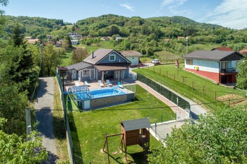 CVETKOVA HIŽA sa JACUZZIJEM