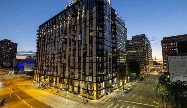 CW 2BR Sky Lounge Rooftop Pool Gym 1120 NEW B