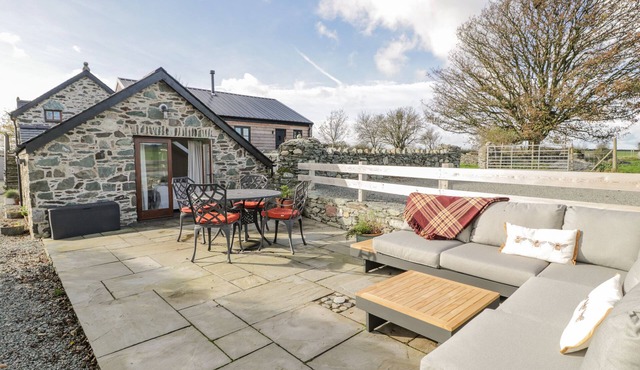 CWCH GWENYN, character holiday cottage in Llanfachraeth