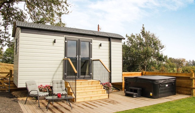 Cwm Cariad - Shepherds Hut with Hot Tub Sleeping 2 guests, Pet Friendly