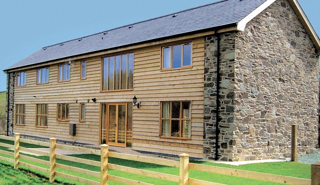 Cwm Corn Barn - HW7662