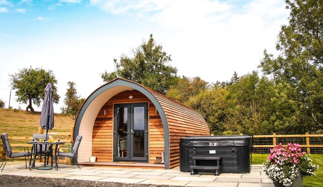 Cwm Hapus - Glamping Pod with Hot Tub Sleeping 4 guests, Pet Friendly