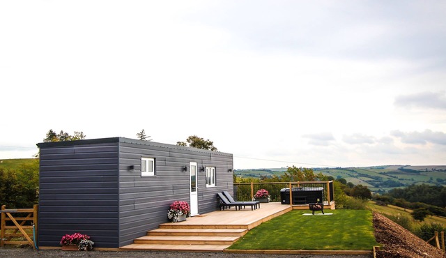 Cwm Heulog - Cabin with Hot Tub Sleeping 4, Pet Friendly