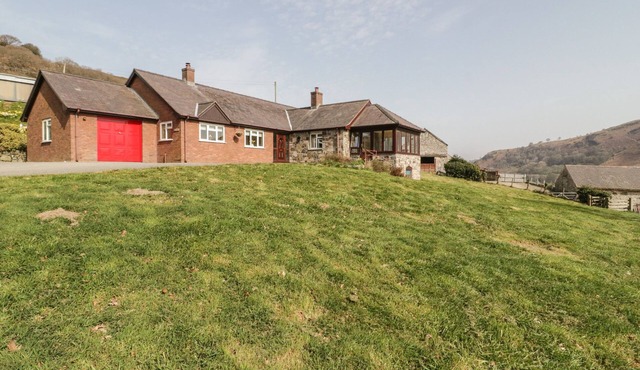 CWM HEULOG, family friendly, with open fire in Llanfair Talhaiarn