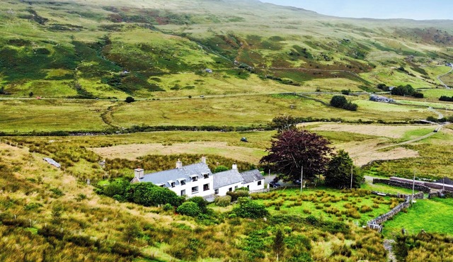 CWM, pet friendly, character holiday cottage in Capel Curig