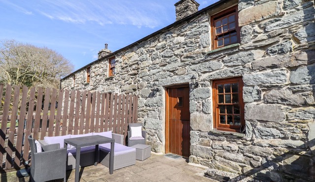 CWM YR AFON COTTAGE, pet friendly, with open fire in Llanbedr
