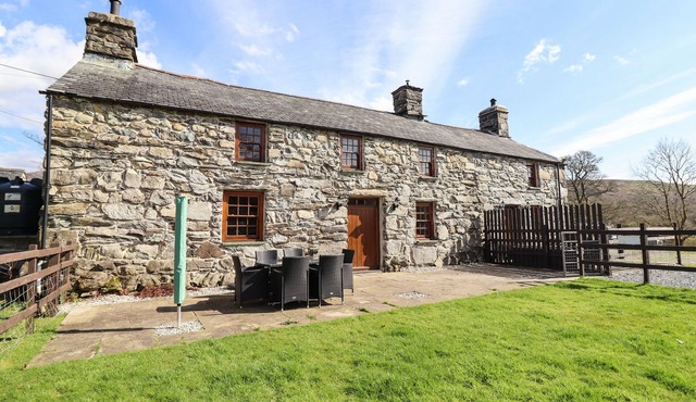 CWM YR AFON MAWR, pet friendly, country holiday cottage in Llanbedr