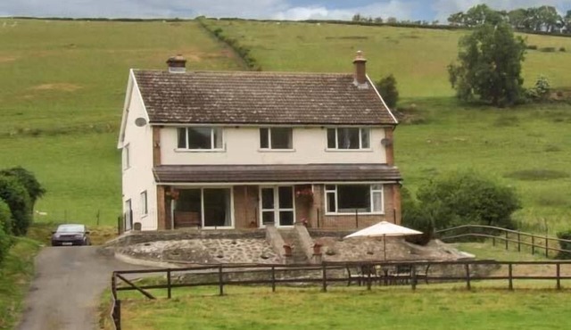 CWMGILLA FARM, pet friendly, luxury holiday cottage in Knighton