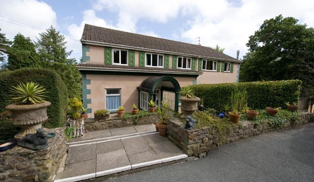 Cwmwennol Country House