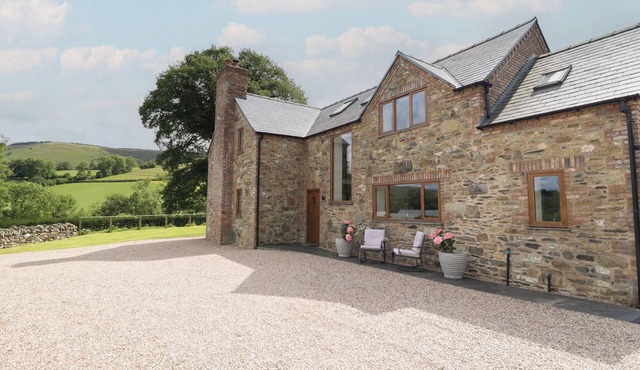 CWMWR, family friendly, character holiday cottage in Penybontfawr