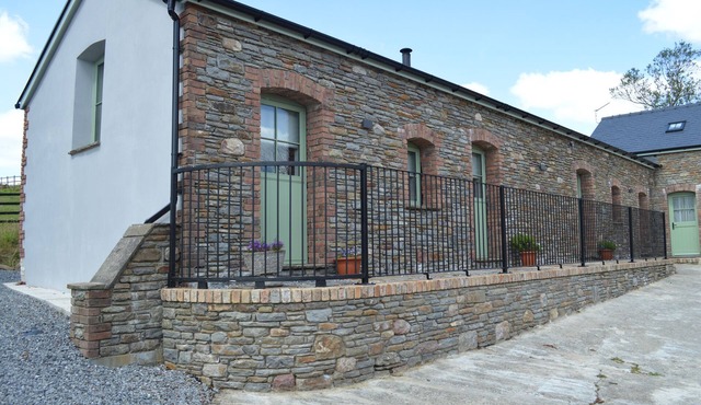 CWRT Y WENNOL, family friendly, character holiday cottage in Clydach