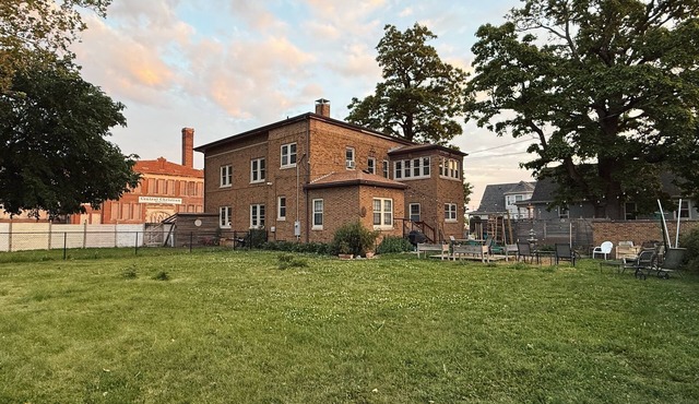 CWS for large Groups 6BR 3.5bath Huge Yard 4K Sq Ft 2 miles to Stadium