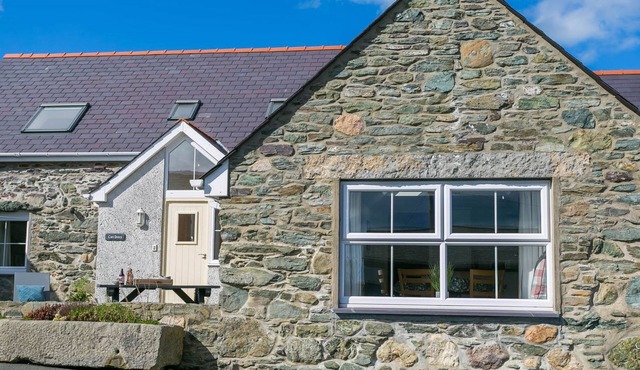 Cwt Drecs - an on the beach that sleeps 6 guests in 3 bedrooms