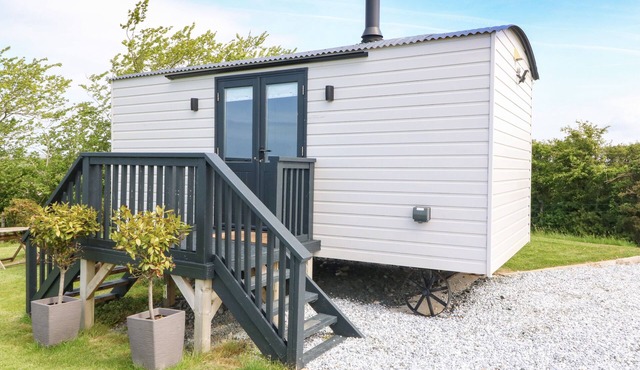 CWT Y RHOS, pet friendly, character holiday cottage in Valley