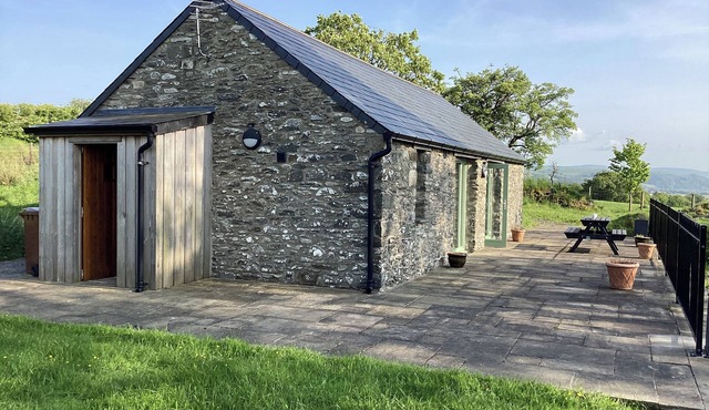 CWTCH, pet friendly, character holiday cottage in Pontrhydfendigaid