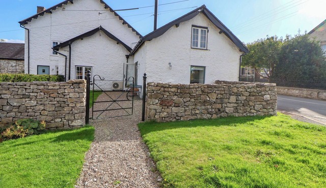 CWTCH, pet friendly, character holiday cottage in Cilcain