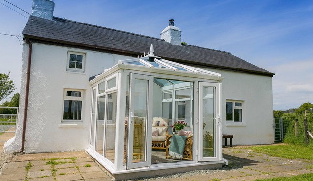 Cwter Hywel - a cosy fire that sleeps 6 guests in 3 bedrooms