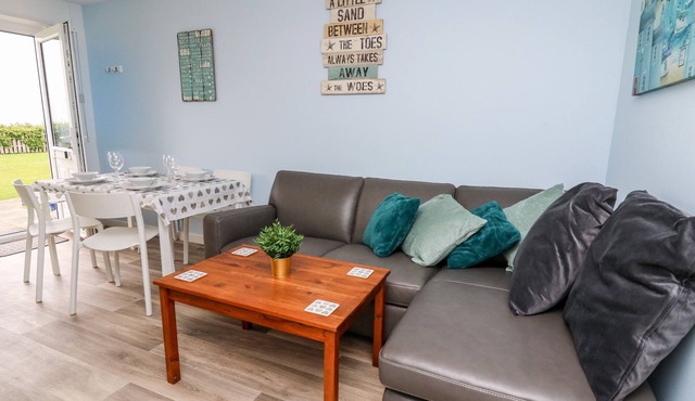 CWTSH CRAGEN, pet friendly, character holiday cottage in New Quay