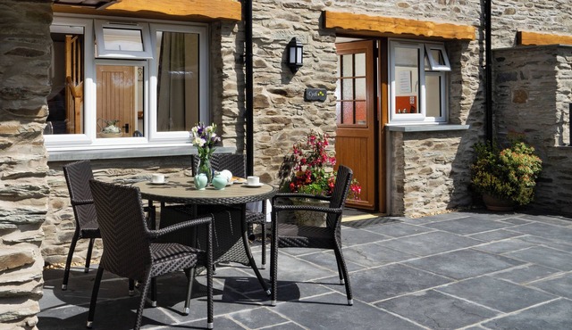 CYCH COTTAGE, pet friendly, luxury holiday cottage in Cenarth
