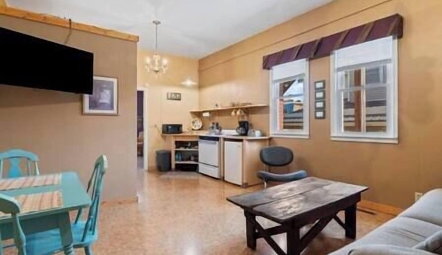 Cycle Suite – Cozy Downtown Retreat in Elkader