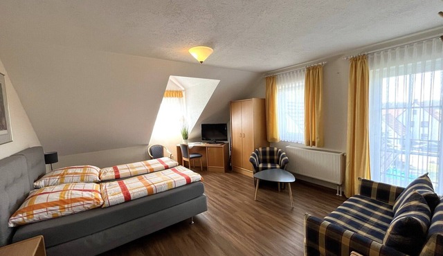 Cyclist-friendly apartment (42 sqm) with west-facing balcony and separate kitchen in Pleinfeld