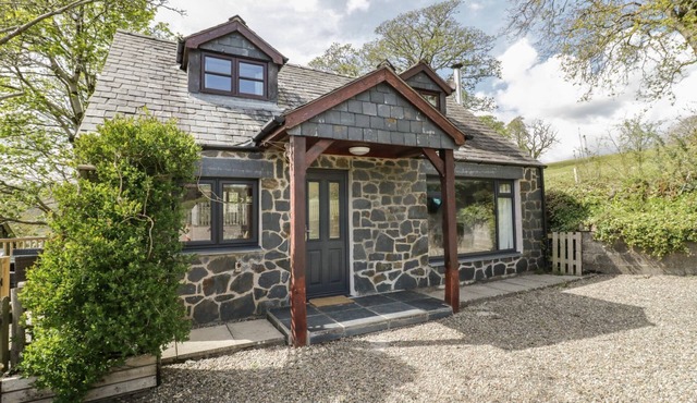 CYFFDY COTTAGE - ARAN, pet friendly, with open fire in Parc