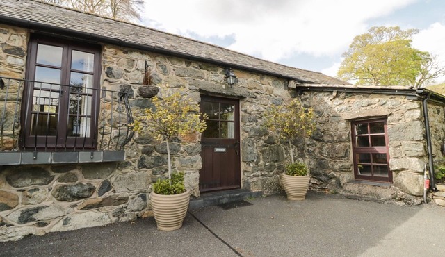CYFFDY COTTAGE - ARENIG, pet friendly, with open fire in Parc
