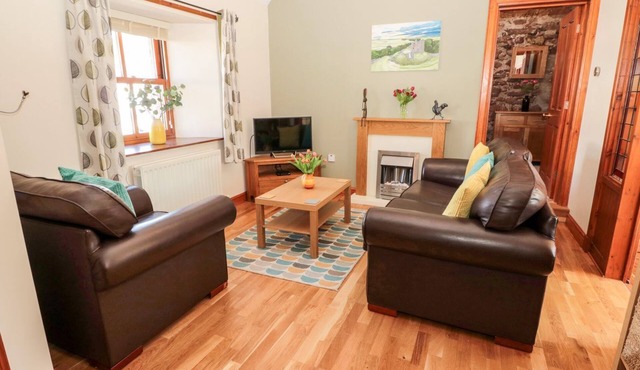 CYGNET COTTAGE, pet friendly, character holiday cottage in Norham