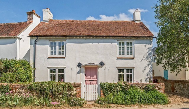 Cygnet Cottage is a cosy 'chocolate box' cottage sleeping 5 guests in 4 bedrooms