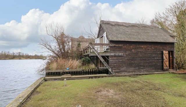 CYGNUS BOATHOUSE, character holiday cottage in South Walsham
