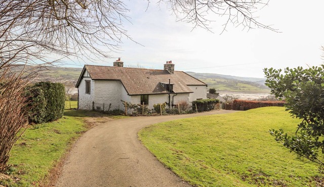 CYMRYD UCHAF, pet friendly, character holiday cottage in Conwy