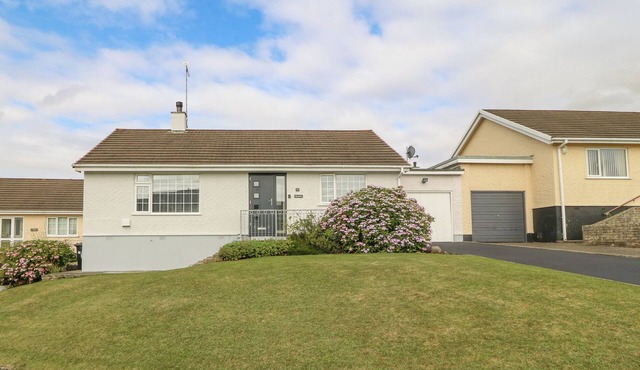 CYNEFIN, pet friendly, with a garden in Llangefni