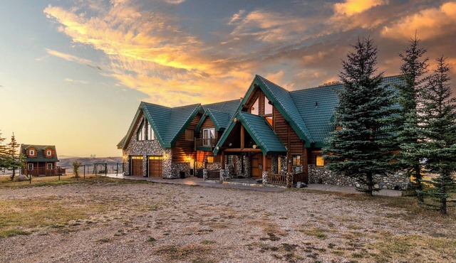 Cypress Chalet at Elkwater - Experience Nature, Views and Adventure in Style