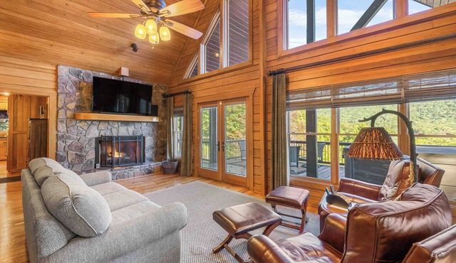 Cypress Knoll - Beautiful Mountain Home with Amazing Views