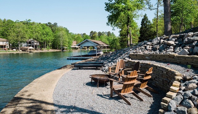 Cyrus House on Lake Balboa - 450 Feet of waterfront! Sleeps 10