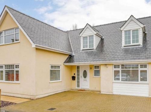 Cysgod Y Dyffryn - Luxury holiday cottage sleeping 8, Hot Tub available