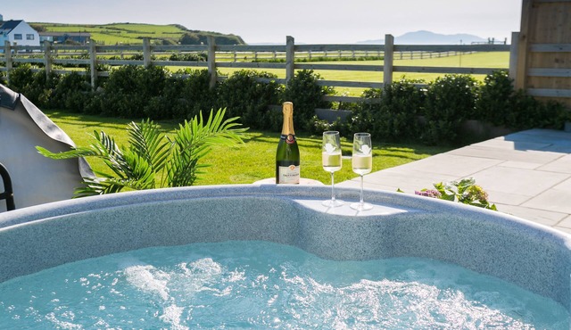 Cysgod y Llanw - an on the beach that sleeps 6 guests in 3 bedrooms