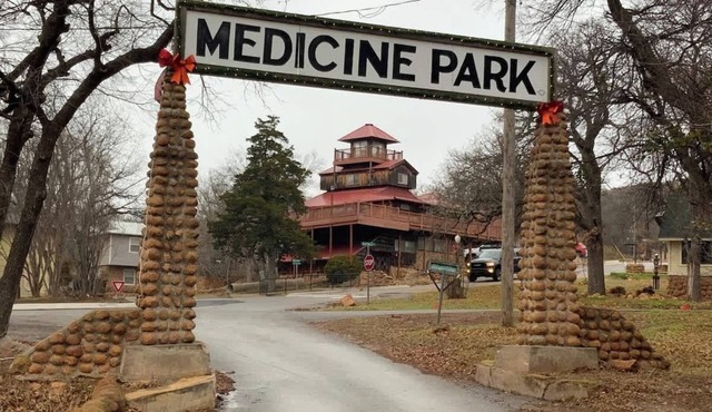 CZ Romantic Medicine Park Coastal Escape w HotTub