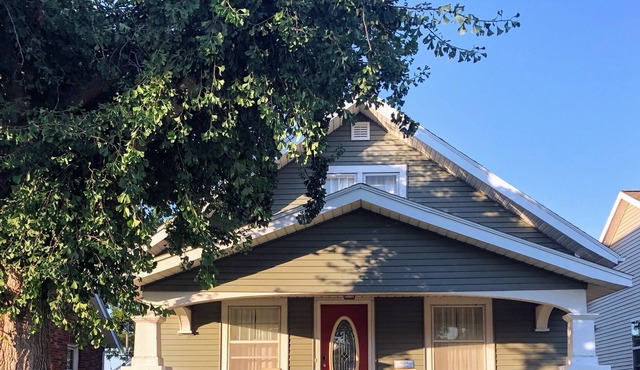 Czech Village Bungalow, Close to Downtown and New Bo Area, King Bed!