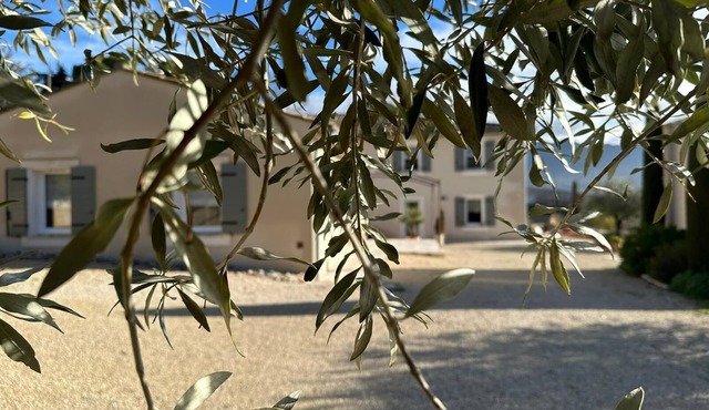 Dépendance D'une Maison de Campagne en Drôme Provençale Face au Mont Ventoux