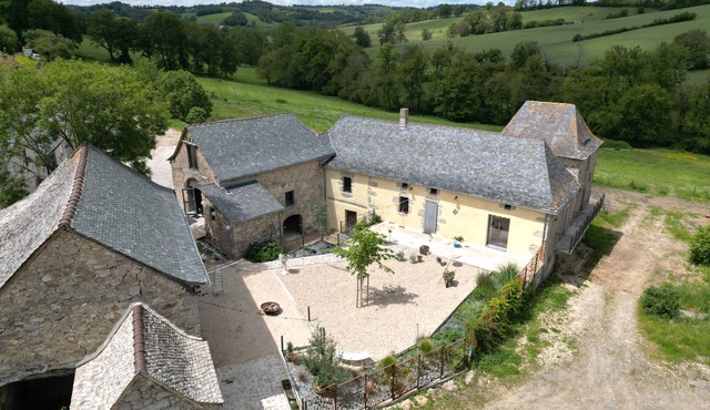 Détente et Saveurs Locales : Chambre et Table D'hôte Dans une Ferme Aveyronnaise