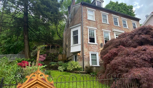 Däs Barenhaus on Broadway (4 Master Bedrooms)