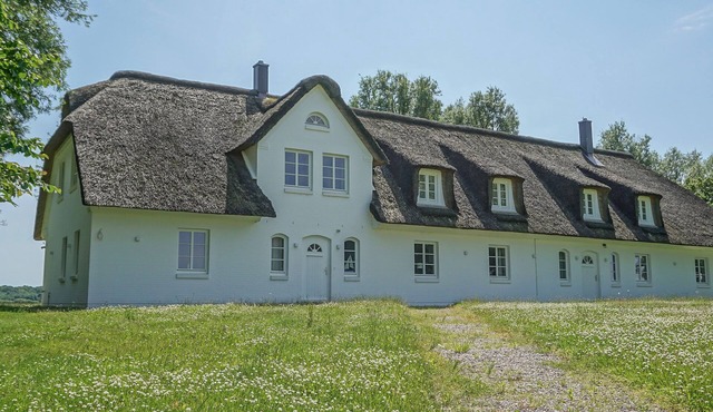Dünenwarft Süd: Thatched-roof house for 16 people in Tönning