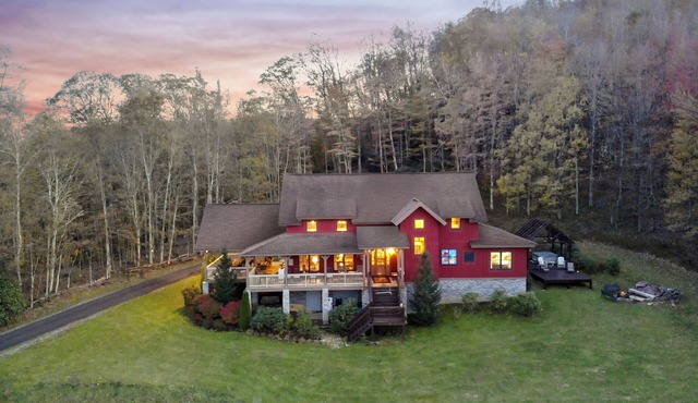D'Coys Nest- Secluded home on 4 acres, beautiful views, hot tub, fire pit