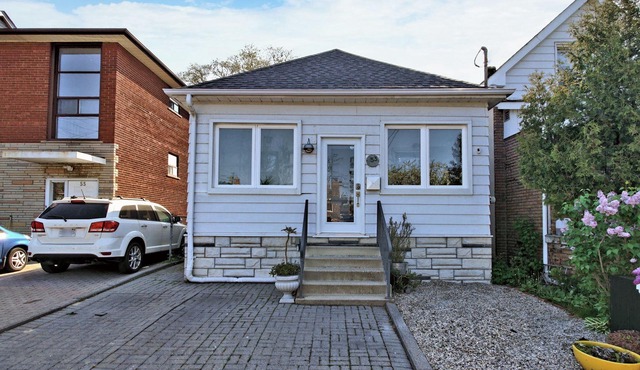 D&D Hideaway in South Etobicoke. Cozy 3-BR Home w/ Garden Nr Lake & Parks.