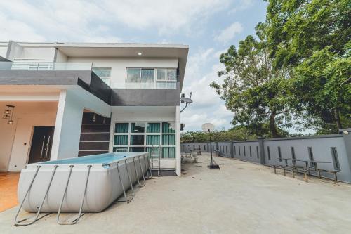 d'Fun 5BR16-24px Pool BBQ NetFlx HotPot KTV Mahjong by Our Stay