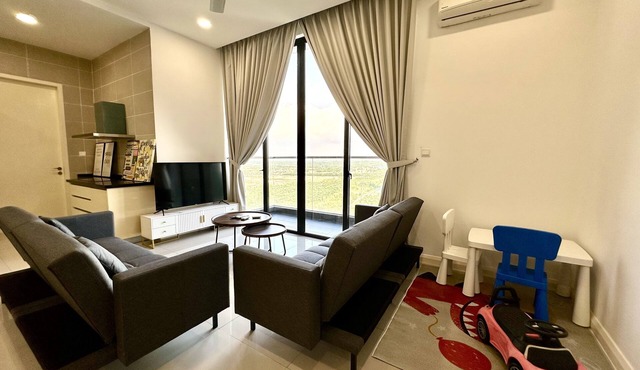 D'pristine residence 4 bedder condo opp medini mall and legoland (13 pax)