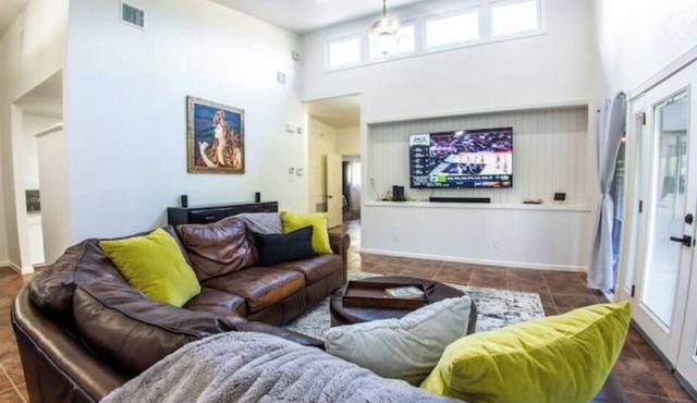 D' Retreat! Spacious, Dog friendly, Pool, Sleeps14